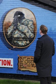 Royaume-Uni, Irlande du Nord, Belfast Est, les quartiers loyalistes protestants, Newtownards Road, fresque murale politique à la gloire des milices loyalistes