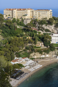 France, Alpes-Maritimes (06), Cap d'Ail, l'ancien hotel de luxe Eden Palace domine la plage Mala