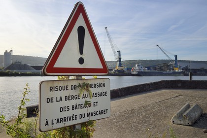 France, Seine-Maritime (76), Val-de-la-Haye, panneau indiquant le danger potentiel de submersion du mascaret et le port de Rouen en arrière plan