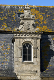 France, Finistère (29), Roscoff, lucarne sculptée d'une ancienne maison d'armateur