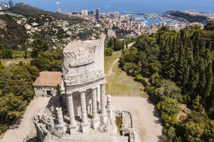 France, Alpes-Maritimes (06), La Turbie, Trophée d'Auguste ou Trophée des Alpes, monument romain édifié en l'an 6 avant J.-C., la Principauté de Monaco en arrière plan (vue aérienne)