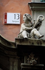 Autriche, Styrie, Graz, centre historique classé Patrimoine Mondial de l'UNESCO, Détail d'un fronton baroque dans la (rue) Sporgasse