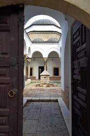 Bosnie-Herzégovine, Sarajevo, quartier de Bascarsija dans la vieille ville, la médersa de Gazi Husrev-beg construite en 1537