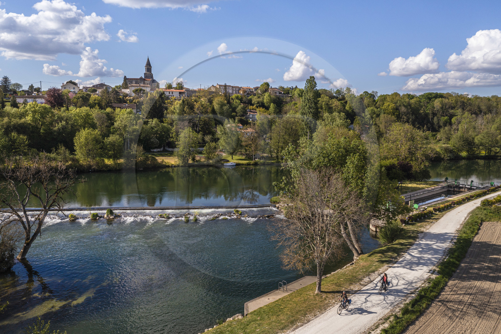 France, Charente (16), Saint-Simeux, La Charente bordée par le chemin de halage devenu aujourd'hui la véloroute la Flow Vélo, le village et l'écluse en arrière plan (vue aérienne)