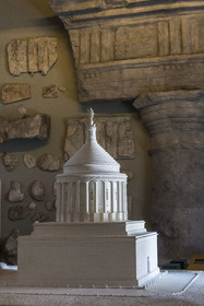 France, Alpes-Maritimes (06), La Turbie, Trophée d'Auguste ou Trophée des Alpes, monument romain édifié en l'an 6 avant J.-C., reconstitution du monument
