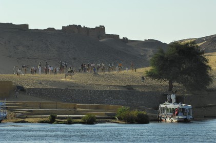Egypte, Haute Egypte, Nubie, vallée du Nil, Assouan, touristes sur des dromadaires rejoignant le monastére Saint-Siméon sur la rive gauche du Nil
