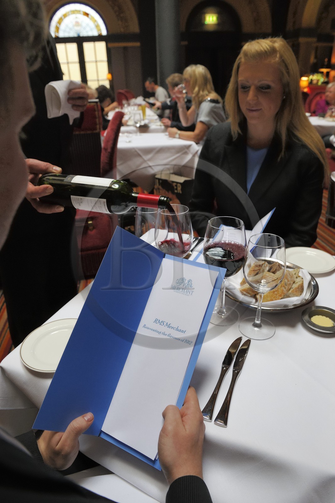 Royaume-Uni, Irlande du Nord, Belfast, la salle de restaurant du Merchant Hotel dans le Grand Hall d'une ancienne banque, menu special saveures de 1912 en hommage au Titanic