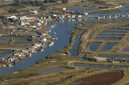 France, Charente-Maritime (17), Ile d'Oléron, port ostréicole du Chenal d'Ors (vue aérienne)
