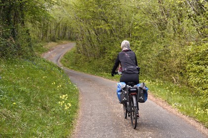 France, Charente (16), Souffrignac, cycliste sur la Coulée d’Oc (portion de la véloroute La Flow Vélo)