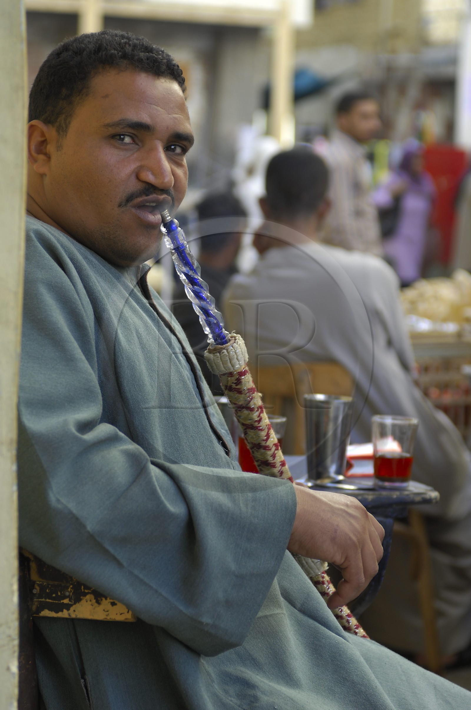 Egypte, Haute Egypte, Nubie, vallée du Nil, Assouan, le souk, fumeur de narguilé