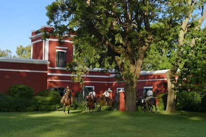 Argentine, province de Buenos Aires, San Antonio de Areco, groupe de gauchos à cheval devant l'estancia La Bamba de Areco