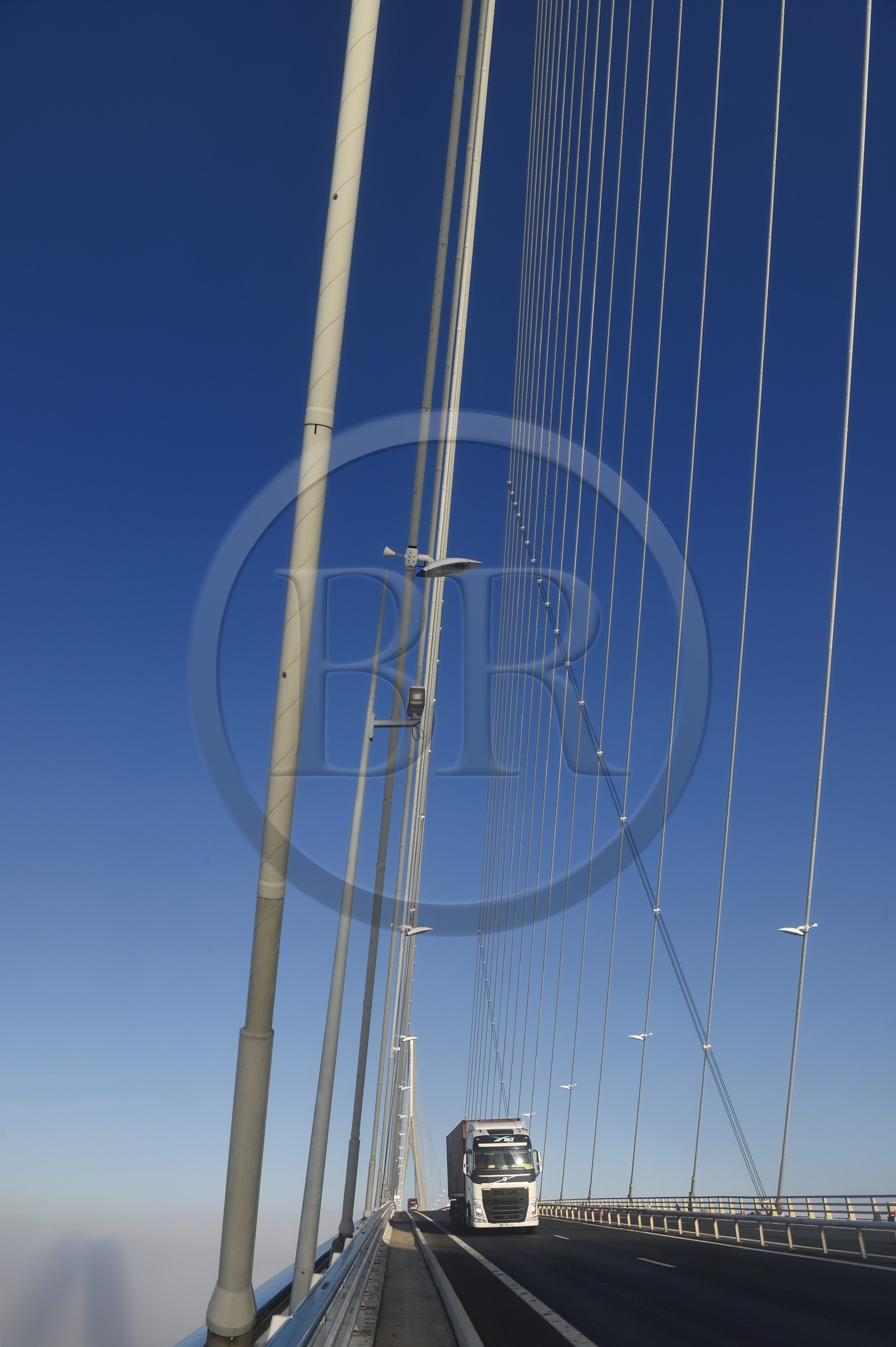 France, entre Calvados (14) et Seine-Maritime (76), le Pont de Normandie enjambe la Seine dans le brouillard