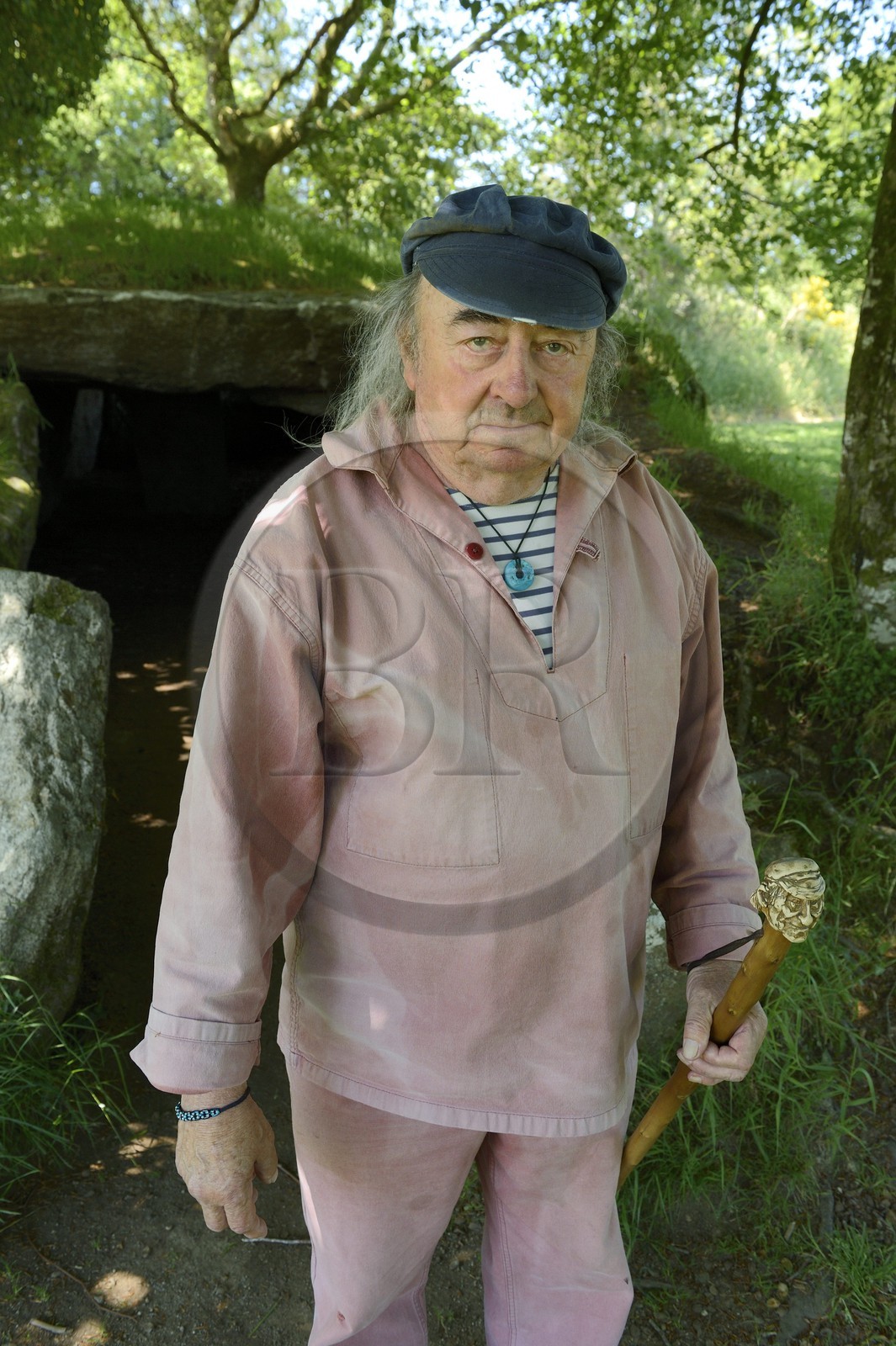 France, Finistère (29), parc naturel régional d'Armorique, Monts d'Arrée, Brennilis, le conteur Claude Le Lann explique la mythologie locale, les phénomènes energétiques et la puissance tellurique de certains sites, comme ici avec le dolmen de Ti Ar Boudiged