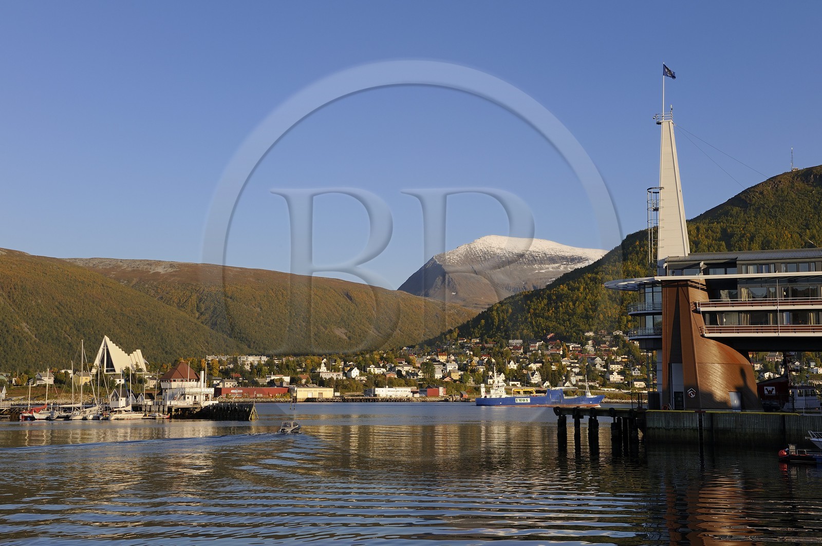 Norvège, Troms, ville de Tromso, l'hotel Rica Ishavshotell sur le port, la cathédrale Arctique en arrière plan et le mont Tromsdalstind (1238 m)