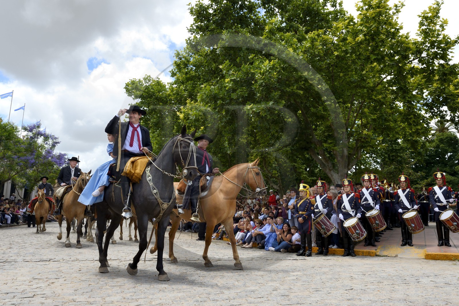 Argentine, province de Buenos Aires, San Antonio de Areco, fête du Jour de la Tradition (Dia de la Tradicion), gauchos à cheval défilant en habit traditionnel