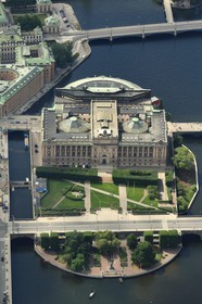 Suède, Stockholm, ile de Gamla Stan (vieille ville), île du Saint-Esprit (Helgeandsholmen), le parlement (Riksdagshuet) (vue aérienne)