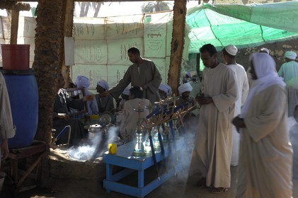 Egypte, Haute Egypte, Daraw au nord d'Assouan, marché aux animaux, fumeurs de Chicha ou Narguilé