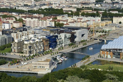 France, Rhône (69), Lyon, nouveau quartier de La Confluence au sud de la Presqu'île, immeubles d'habitation à gauche, bassin nautique relié à la Saône et le centre commercial de Confluence à droite