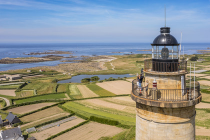 France, Finistère (29), Iles du Ponant, Ile de Batz, le phare mis en service en 1836 surplombe les champs de l'Ile (vue aérienne)