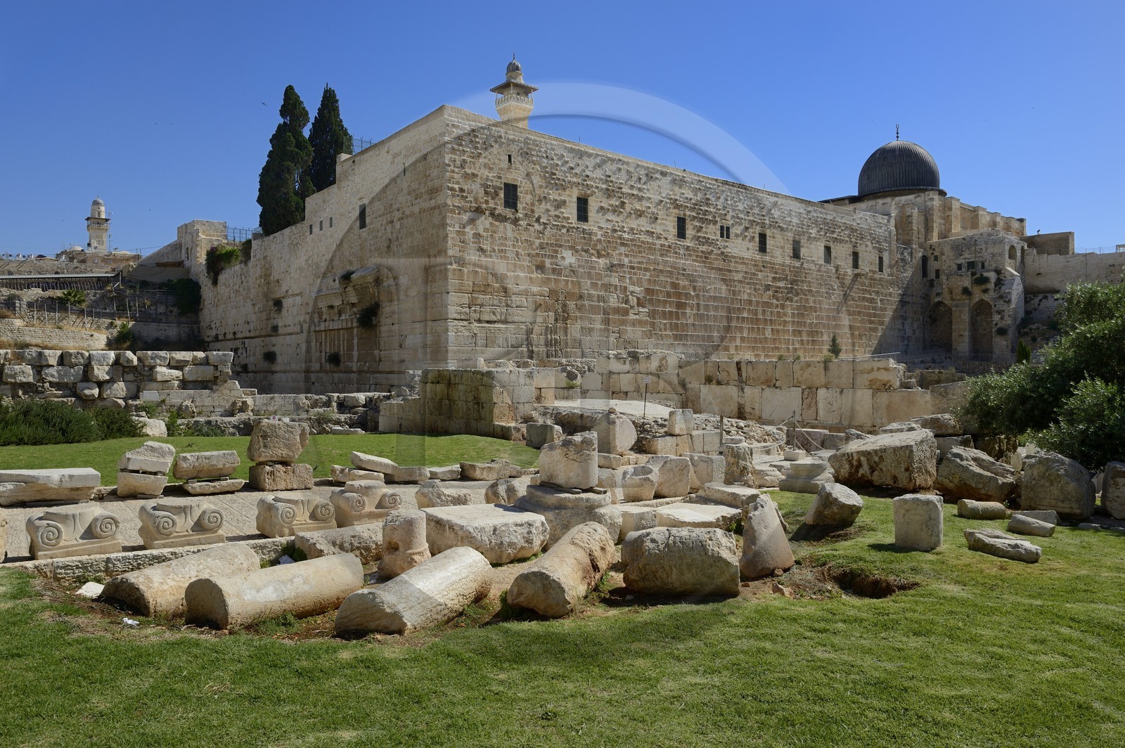 Israel, Jérusalem, ville sainte, vieille-ville classée Patrimoine Mondial de l'UNESCO, Le Mont du Temple vu du Centre Davidson, murs de soutènement ouest et sud de l'esplanade du Temple construite par Hérode Ier le Grand et la mosquée Al-Aqsa en hauteur