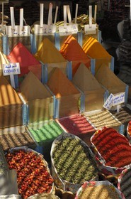 Egypte, Haute Egypte, Nubie, vallée du Nil, Assouan, le souk, étal d'épices