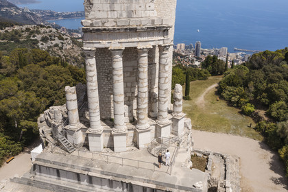 France, Alpes-Maritimes (06), La Turbie, Trophée d'Auguste ou Trophée des Alpes, monument romain édifié en l'an 6 avant J.-C., la Principauté de Monaco en arrière plan (vue aérienne)
