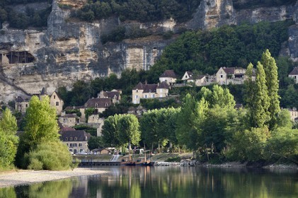 France, Dordogne (24), Périgord Noir, vallée de la Dordogne, La Roque-Gageac, labellisé Les Plus Beaux Villages de France, gabares dans le port du village
