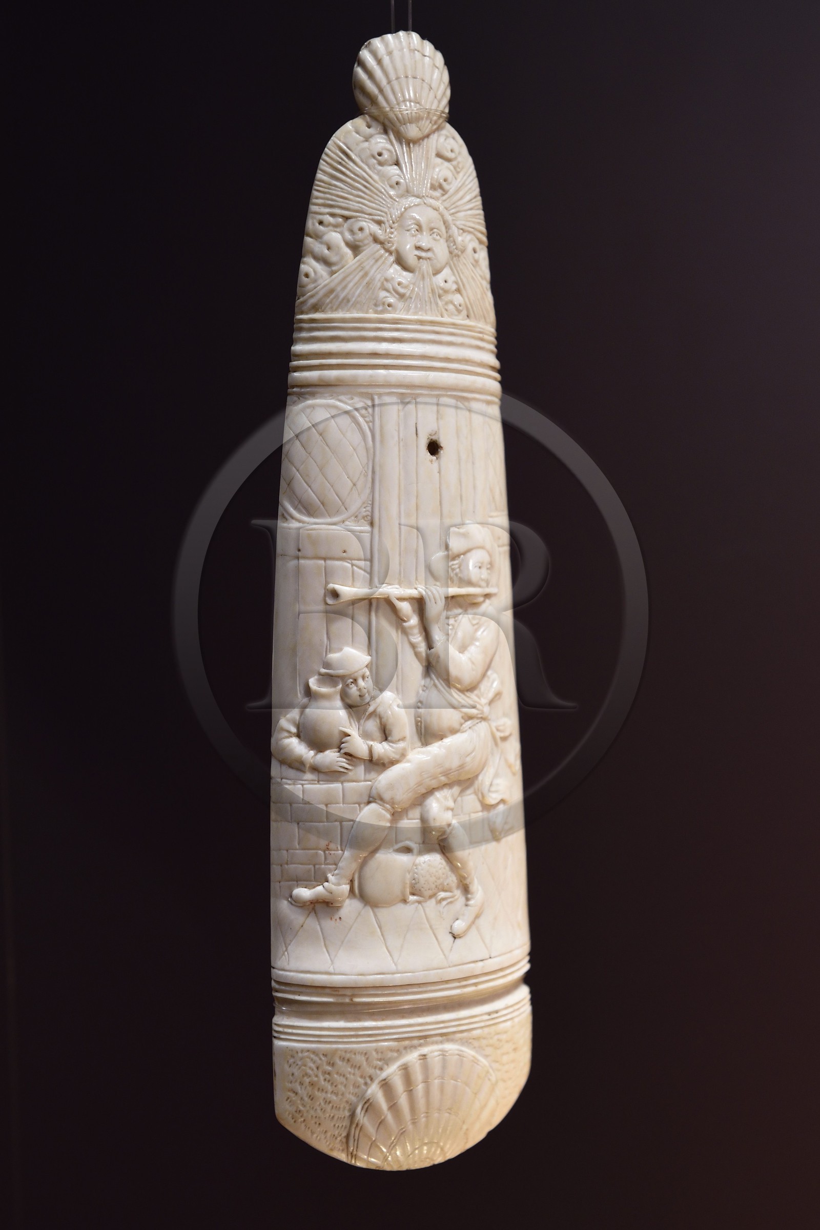 France, Dordogne (24), Périgord Pourpre, Bergerac, Musée d’anthropologie du tabac dans la Maison Peyrarède édifiée en 1604, rape à tabac en ivoir sculpté (france XVIIème siècle)
