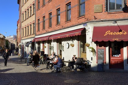 Suède, Västra Götaland, Göteborg (Gothenburg), quartier de Haga, terrasse de Café dans la rue Haga Nygata