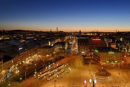 Suède, Västra Götaland, Göteborg (Gothenburg), la place Drottningtorget et le port vue depuis le Clarion Hotel Post
