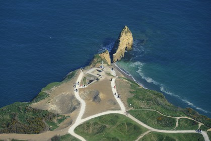 France, Calvados (14), la Pointe du Hoc et des trous d'obus du débarquement du 6 juin 1944 lors de la seconde guerre mondiale, (vue aérienne)