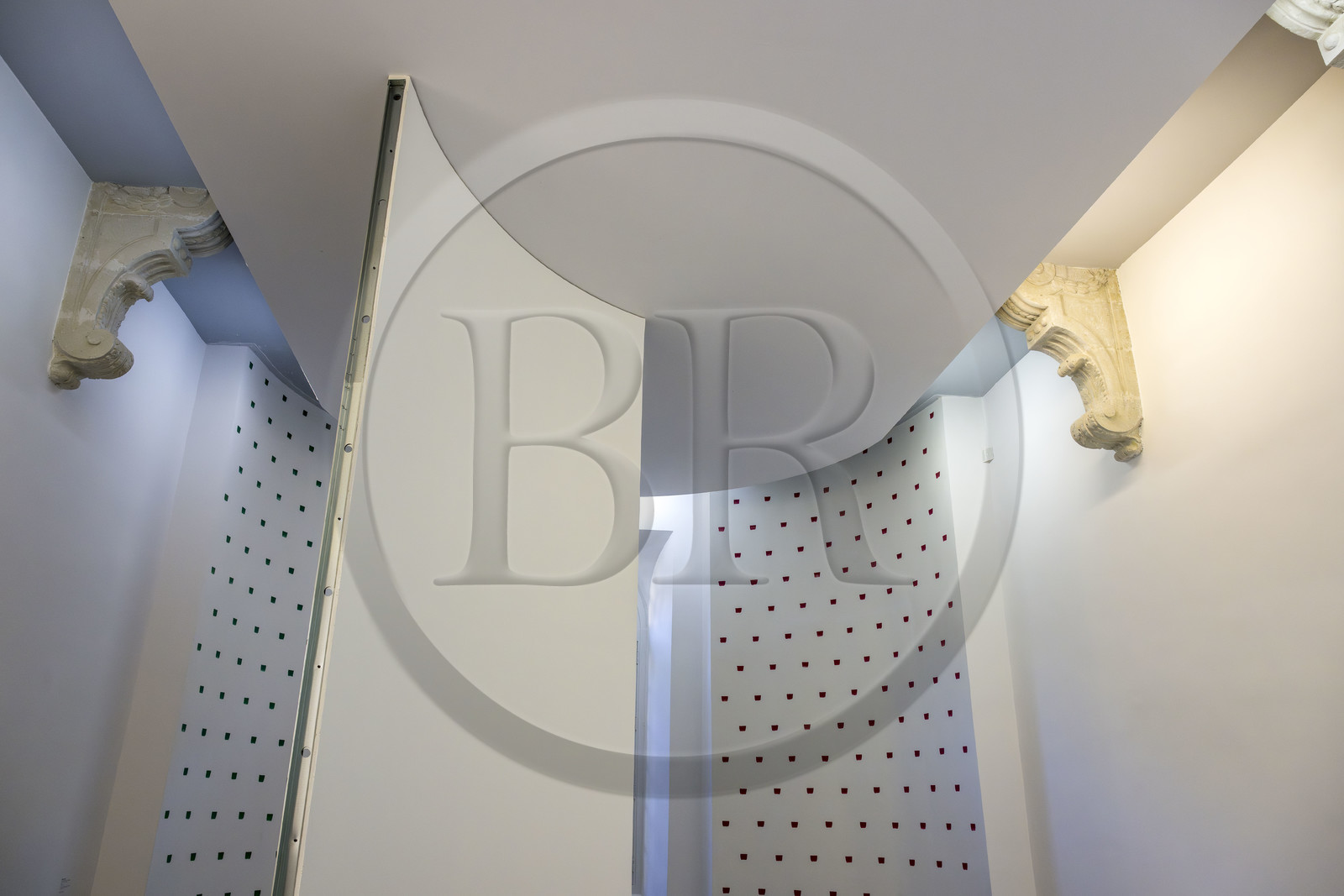 France, Vaucluse (84), Avignon, Collection Lambert, Musée d'Art Contemporain, Empreinte de pinceau n°50 répétées à intervalles réguliers (30cm) acrylique sur mur (2000) oeuvre de Niele Toroni