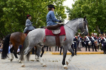 Argentine, province de Buenos Aires, San Antonio de Areco, fête du Jour de la Tradition (Dia de la Tradition), défilé de gauchos à cheval en habit traditionnel, femmes gaucha montant leurs chevaux en amazone