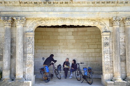 France, Dordogne (24), Brantôme, reposoir du XVIème siècle dans le jardin au moines de l'abbaye bénédictine Saint-Pierre de Brantôme, cyclistes sur la véloroute la Flow Vélo