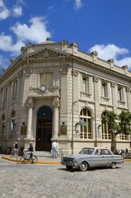 Argentine, province de Buenos Aires, San Antonio de Areco, la banque sur la place centrale