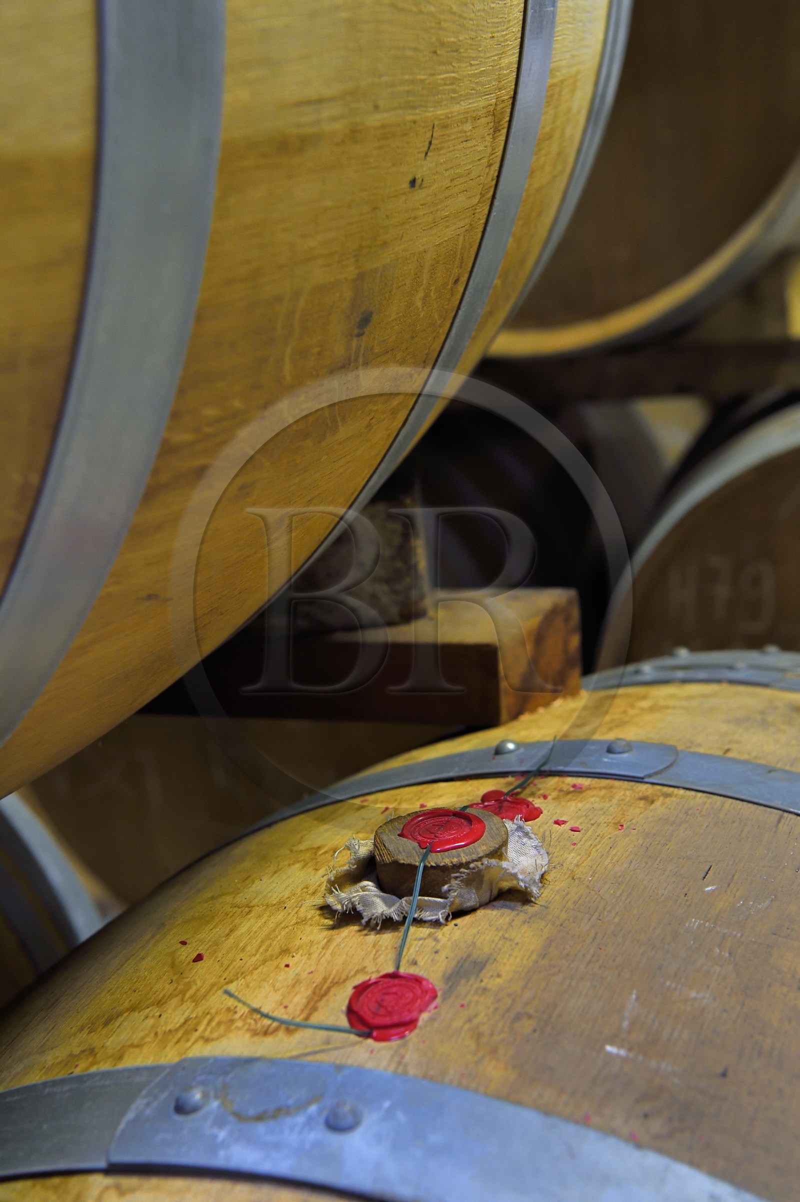 France, Charente (16), Sireuil, Distillerie des Moisans, dans les chais de vieillissement et d'assemblages, cognac millésimé et scellé à la cire, ne pouvant être ouvert que en présence d'un huissier