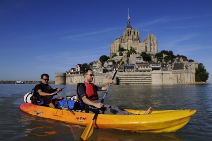 France, Manche (50), Mont-Saint-Michel côté Est à marée haute, classé Patrimoine Mondial de l'UNESCO, traversée de la Baie du Mont-Saint-Michel en kayak (www.seakayak-fr.com)