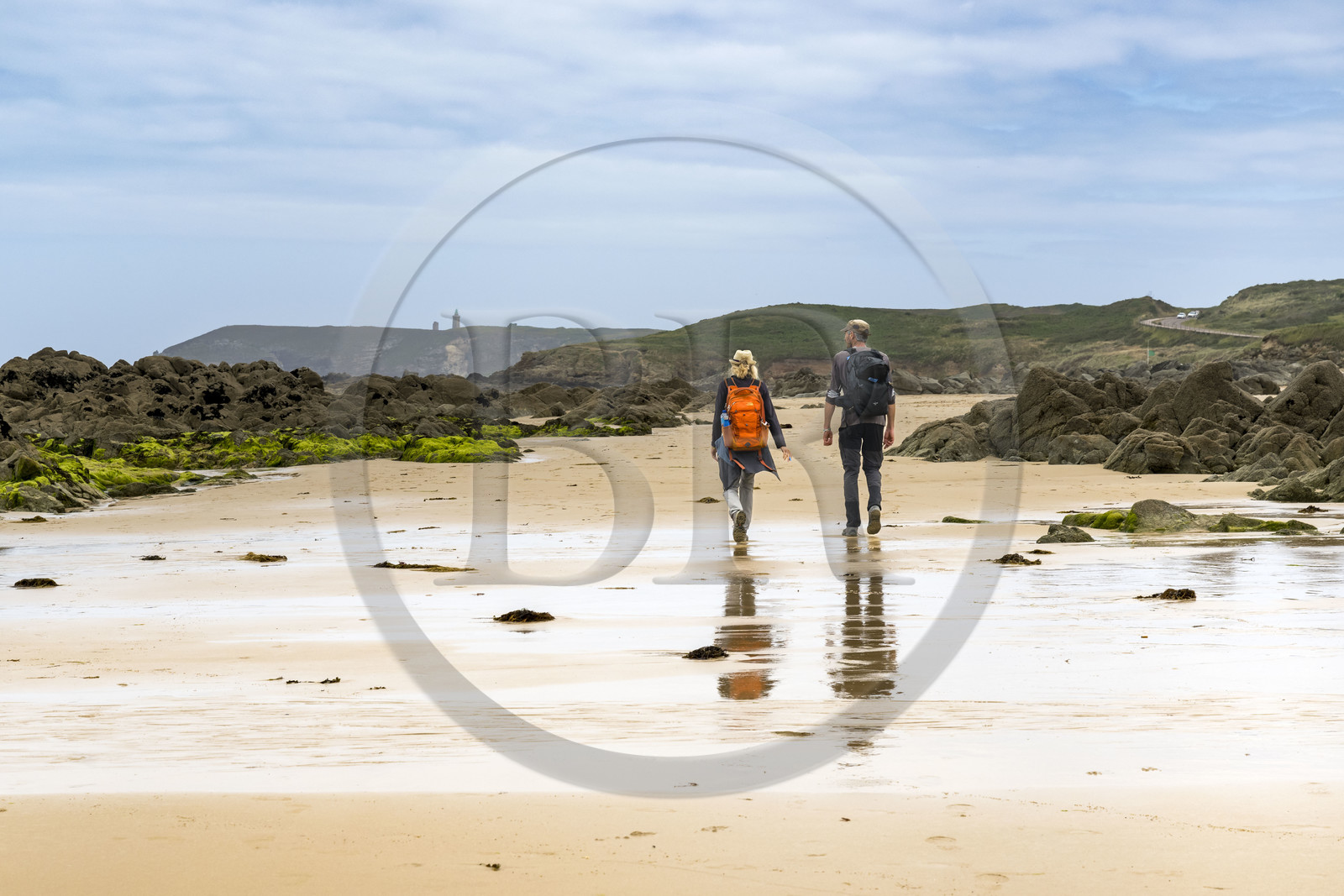 France, Côtes d'Armor (22), Grand Site de France Cap d'Erquy – Cap Fréhel, Fréhel, randonneurs sur la plage de l'Anse du Croc et le phare du Cap Fréhel en arrière plan