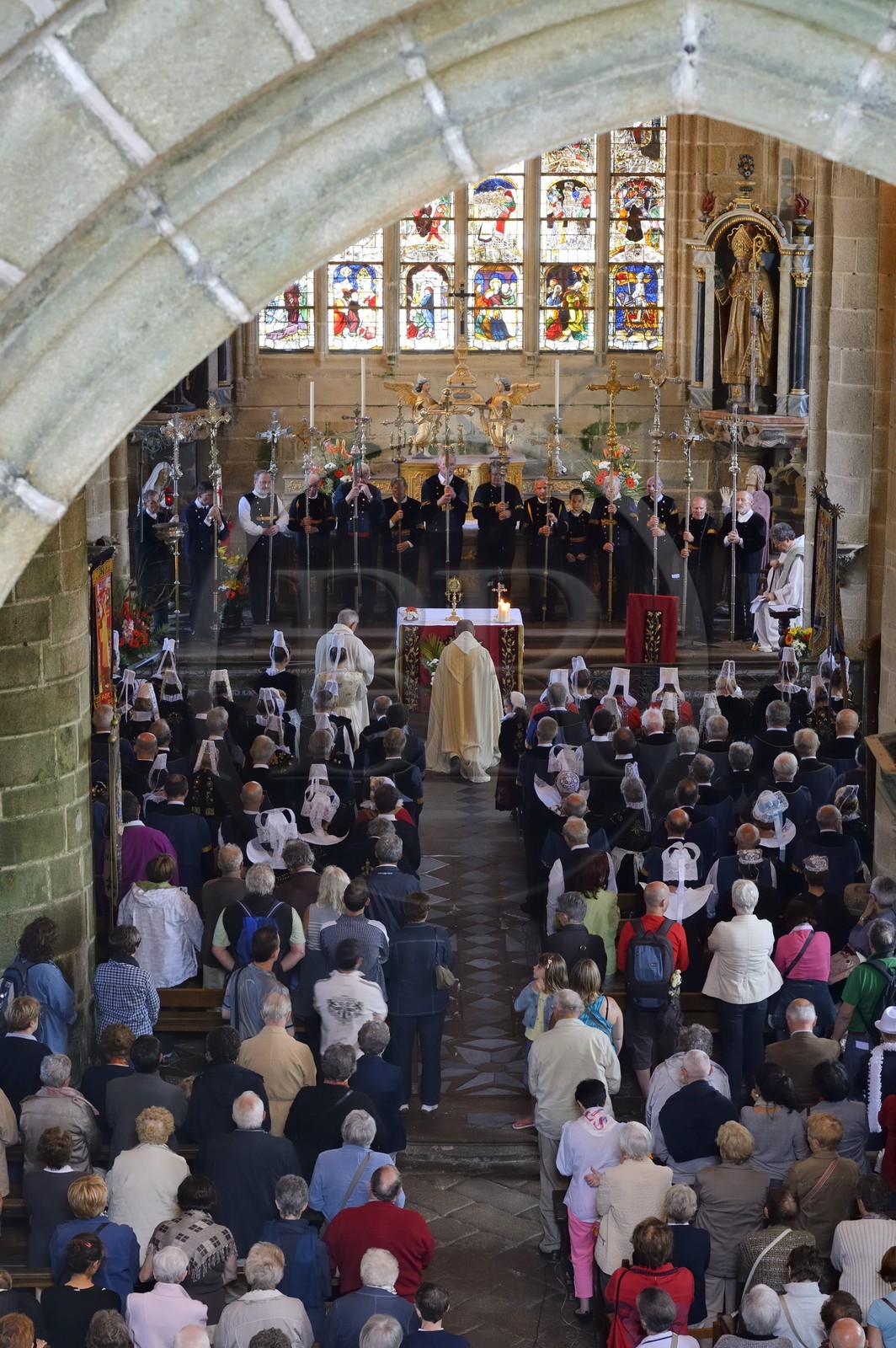 France, Finistère (29), Locronan, labellisé Les Plus Beaux Villages de France, église Saint-Ronan, cérémonie religieuse qui termine la procession de la Troménie