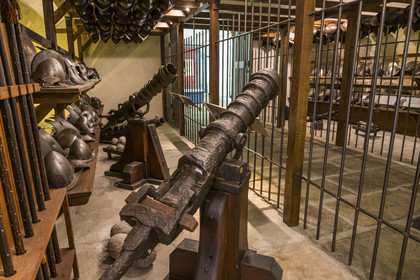 Italie, Ligurie, Gênes, Porto Antico (Vieux Port), Galata Museo del Mare (MUMA), musée consacré au monde maritime, armes de la darsena avec ses rateliers d’armes blanches, de cuirasses et de casques, bombarde en fer forgé
