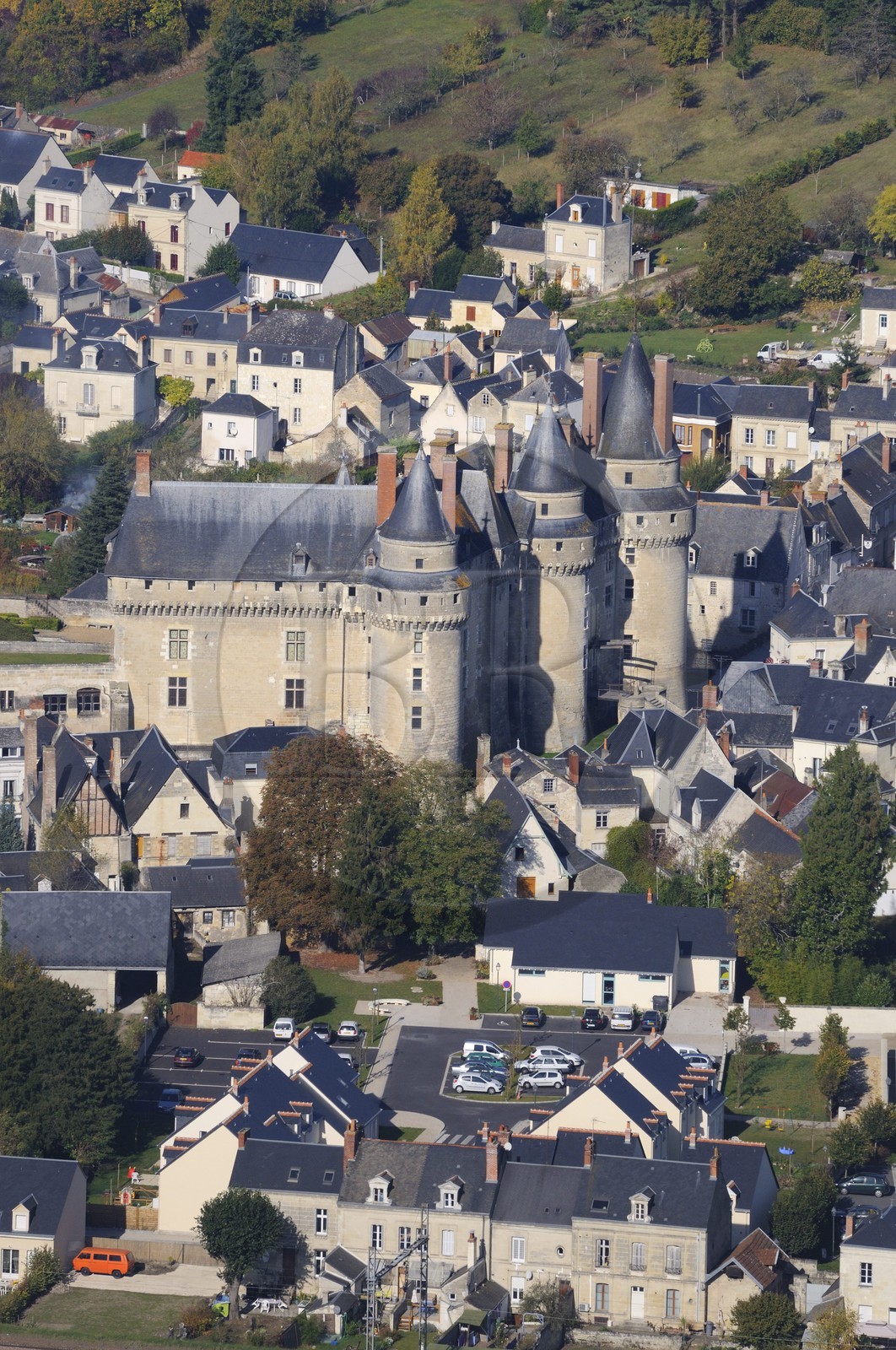 France, Indre-et-Loire (37), Vallée de la Loire classée Patrimoine Mondial de l' UNESCO, Langeais, la ville et le château (vue aérienne)