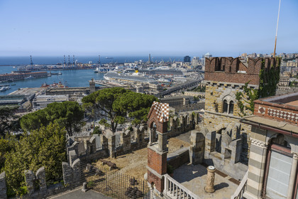 Italie, Ligurie, Gênes, Castello d'Albertis Museo delle Culture del Mondo, chateau de Enrico Alberto D'Albertis, explorateur, navigateur et écrivain voyageur génois (1846-1932), le Porto Antico (Vieux Port) et le port de commerce en arrière plan