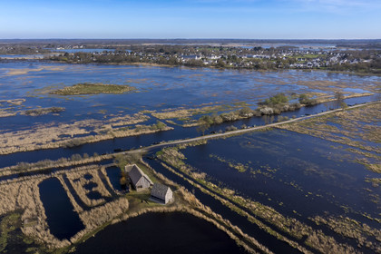 France, Loire-Atlantique (44), parc naturel regional de la Brière, Saint-Malo-de-Guersac, panorama sur les marais de Brière et le canal de Rozé (vue aérienne)
