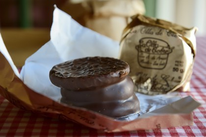 Argentine, province de Buenos Aires, San Antonio de Areco, artisan chocolatier La Olla de Cobre, la grande specialité argentine alfajores