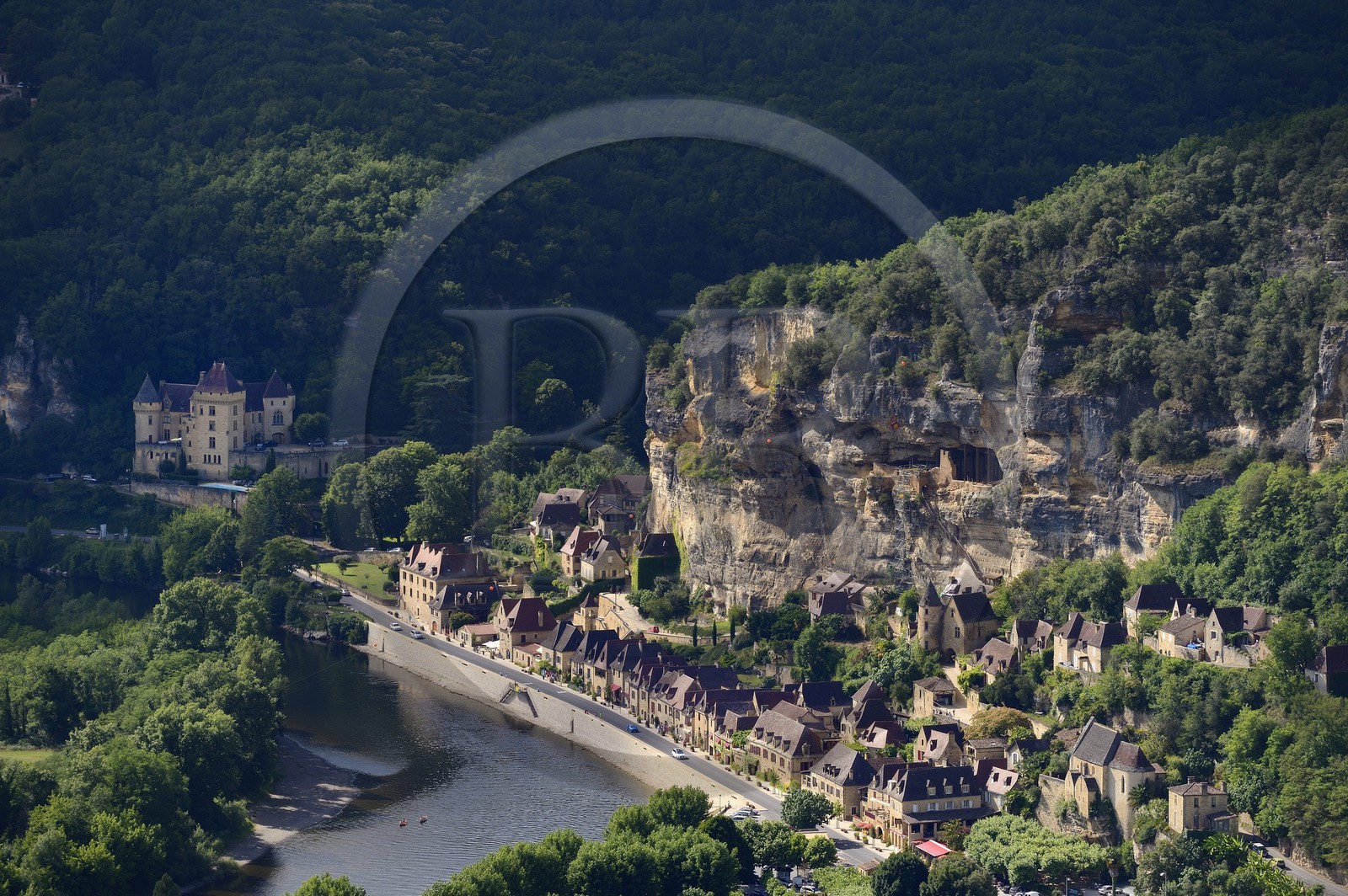 France, Dordogne (24), Périgord Noir, vallée de la Dordogne, La Roque-Gageac, labellisé Les Plus Beaux Villages de France, le village entre la falaise et la Dordogne (vue aérienne)