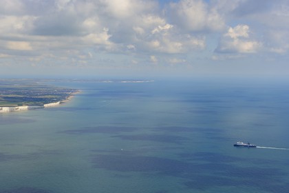 Royaume-Uni, Angleterre, Kent, baie de St.Margaret, falaises blanches de Douvres et le ferry effectuant la liaison transmanche P&O (vue aérienne)