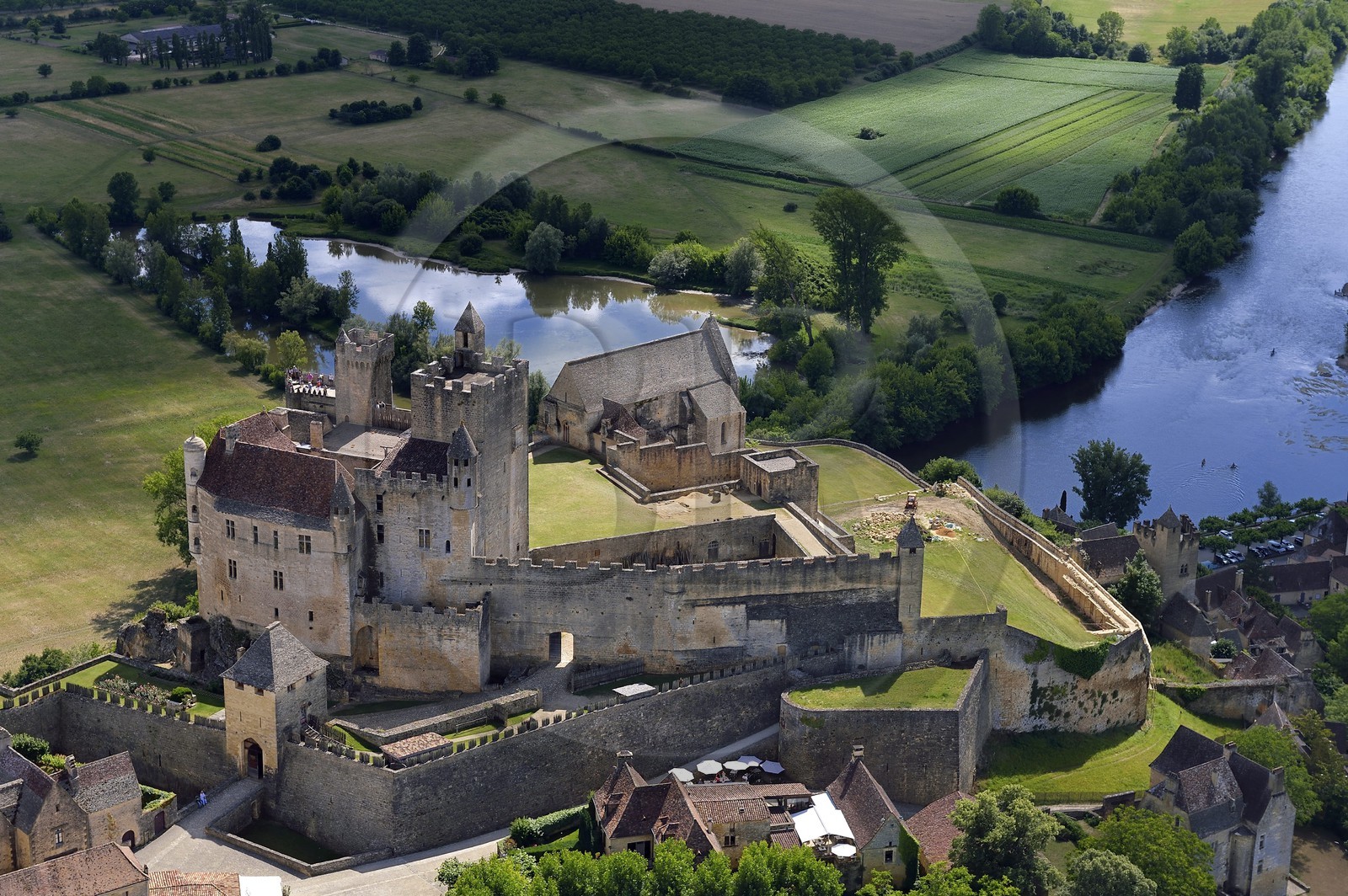 France, Dordogne (24), Périgord Noir, vallée de la Dordogne, Beynac-et-Cazenac, labellisé Les Plus Beaux Villages de France, château sur un éperon rocheux au dessus de la rivière Dordogne (vue aérienne)