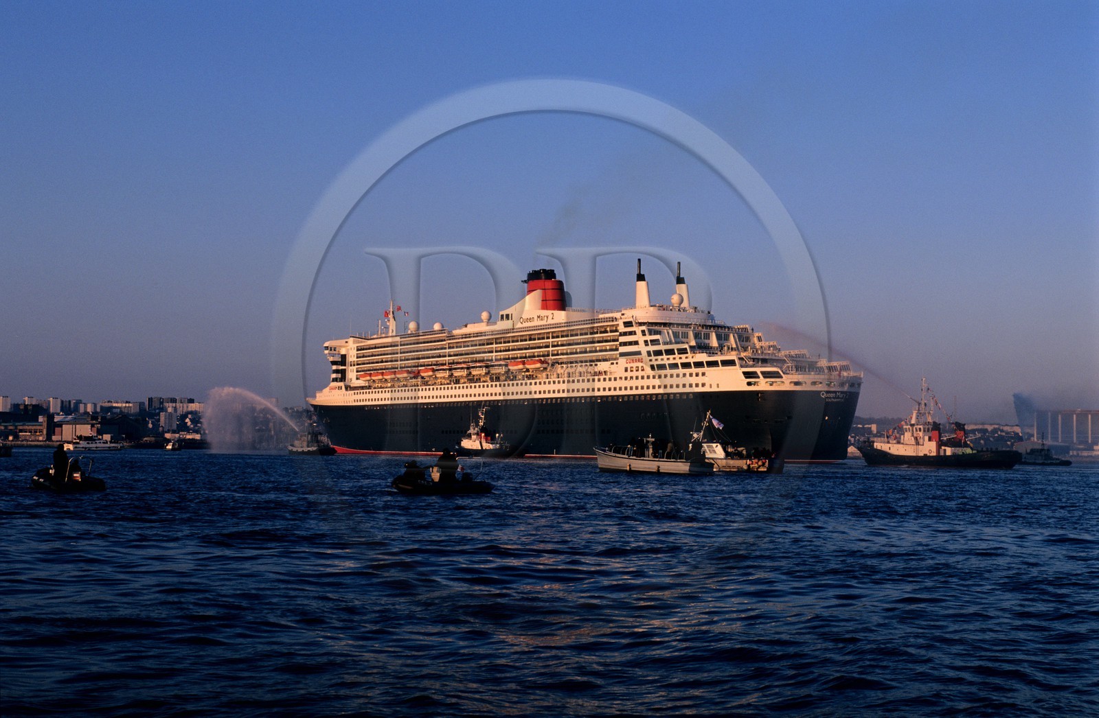 France, Manche (50), Cotentin, rade de Cherbourg, arrivée du Queen Mary II au port de Cherbourg