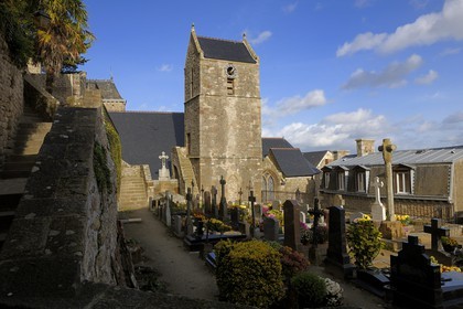 France, Manche (50), Mont-Saint-Michel, classé Patrimoine Mondial de l'UNESCO, l'église paroissiale Saint-Pierre et le cimetière