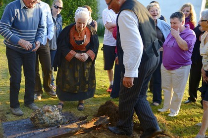 France, Finistère (29), Locronan, fête dans la famille Louboutin qui cloture la procession de la petite Troménie, jambon cuit sous la cendre